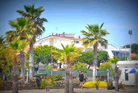 Hotel Beach Hotell 3*